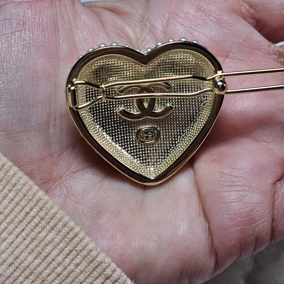 <AUTH> Chanel Vintage Pearl and Gold Heart Hair Clip Barette Like New Stamped - Picture 6 of 9